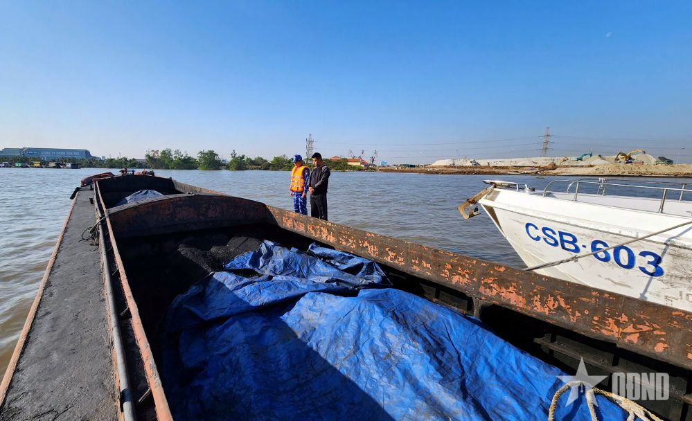 Cảnh sát biển tạm giữ tàu chở 200 tấn than không rõ nguồn gốc